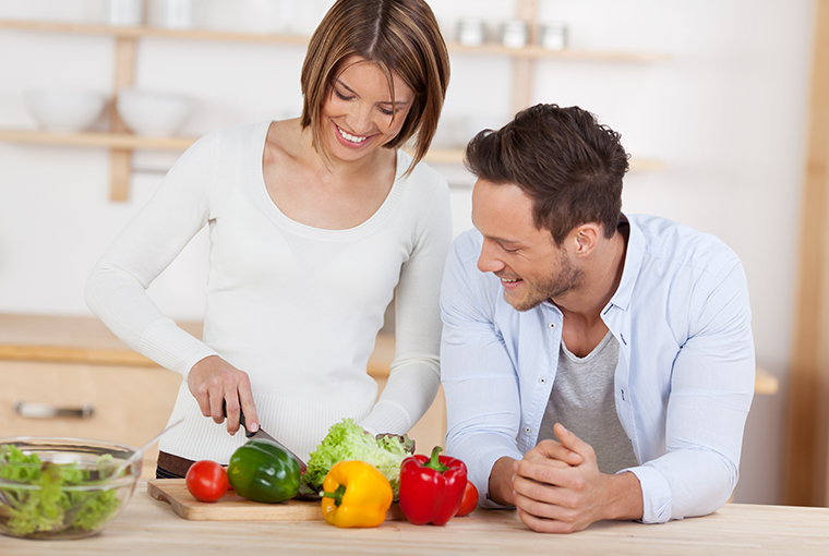 Mann und Frau schneiden Gemüse Vitaminreiche Ernährung: Pärchen in der Küche