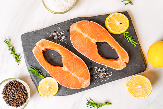 Fischsorten wie Lachs zählen zu den Vitamin B12-reichen Lebensmitteln.