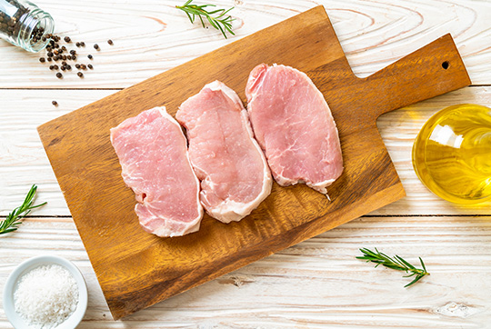 Fleischsorten wie Schwein gehören zu den Vitamin B12-reichen Lebensmitteln.