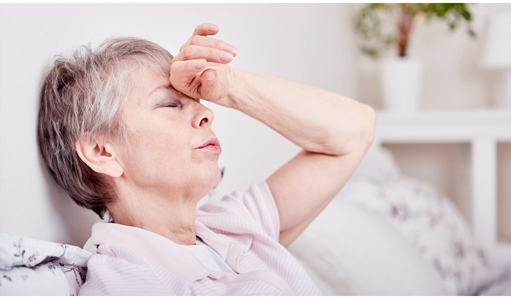Patienten mit einer durch Vitamin B12-Mangel ausgelösten perniziösen Anämie fühlen sich oft schwach und kraftlos. Perniziöse Anämie (Morbus Biermer) verursacht bei einer Seniorin Schwäche