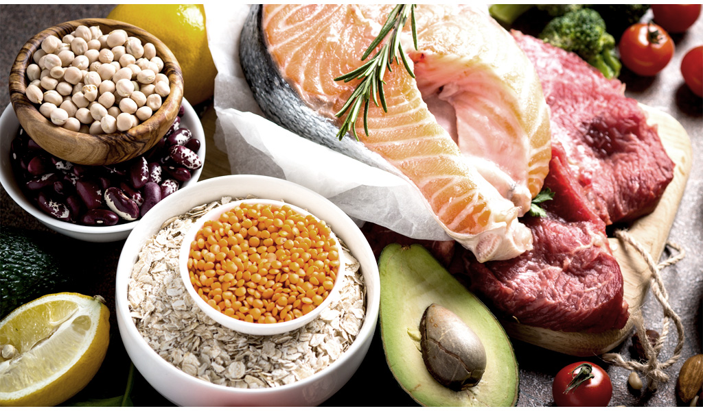 B12-Lebensmittel tierischen Ursprungs: in Fleisch und Fisch ist vergleichsweise viel Vitamin B12 enthalten. Fleisch, Fisch & Hülsenfrüchte gelten als wertvolle B12-Lebensmittel